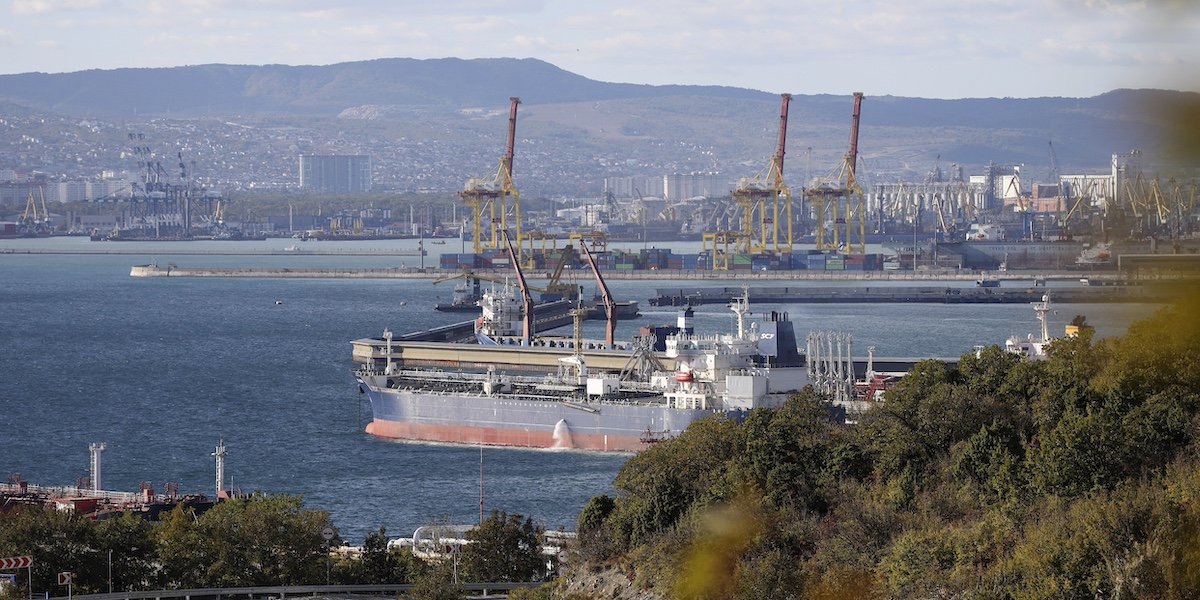 una petroliera vicino a un complesso industriale