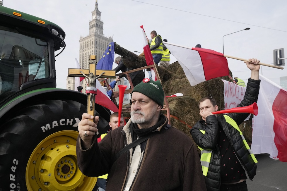 Alcuni agricoltori polacchi durante una delle proteste delle ultime settimane, rivolte soprattutto contro le importazioni dei cereali ucraini, che a loro dire danneggiano il mercato polacco