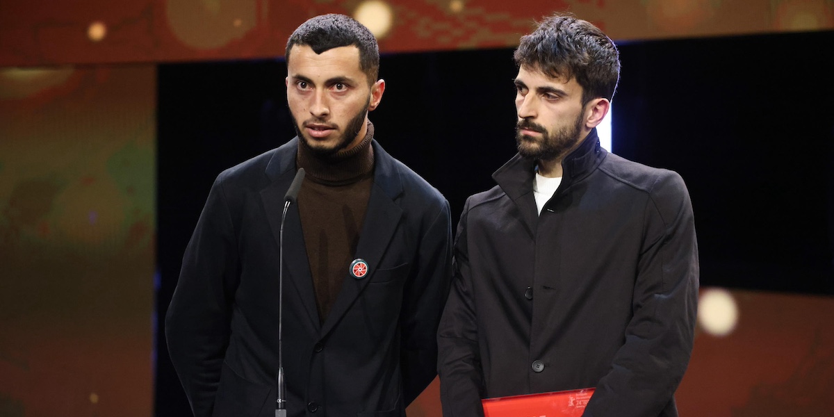 I giornalisti Yuval Abraham e Basel Adra durante il loro discorso di accettazione del premio per il miglior documentario (EPA/CLEMENS BILAN)