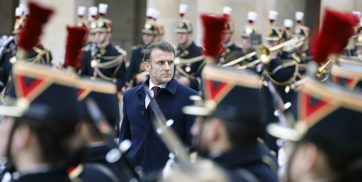 Il presidente francese Emmanuel Macron durante una cerimonia militare il 19 febbraio 2024 a Parigi