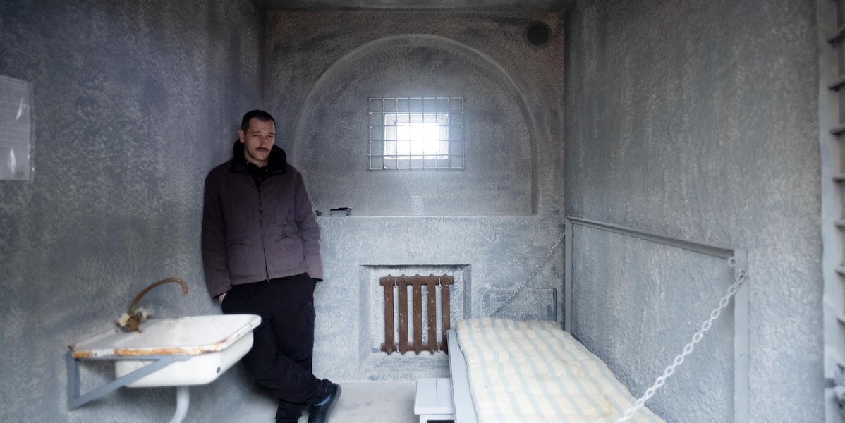 Oleg Navalny a Berlino in una replica della cella in cui era detenuto il fratello Alexei Navalny (AP Photo/Markus Schreiber, File)