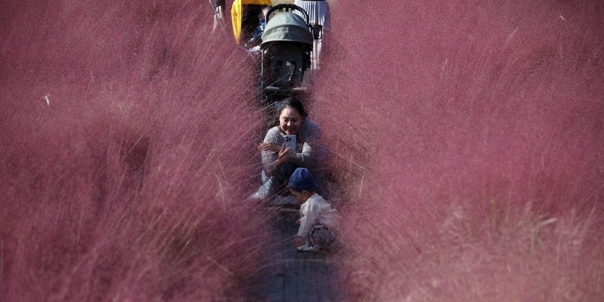 Una donna e un bambino in un parco in Corea del Sud