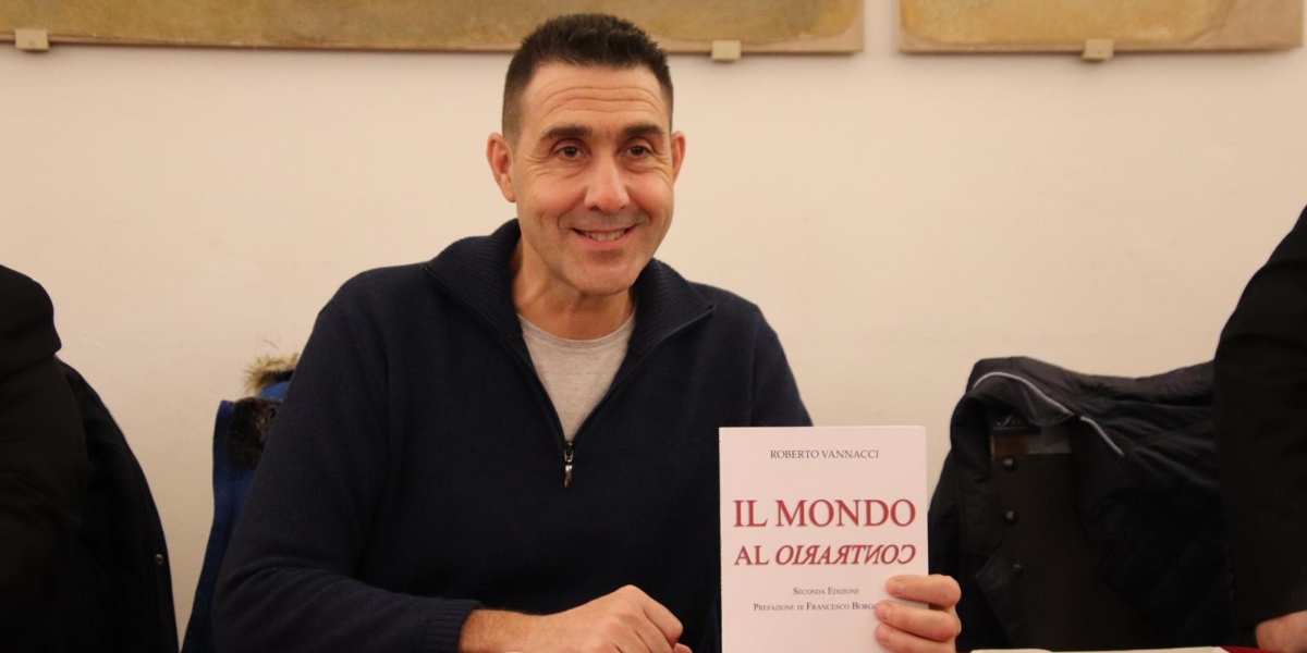 vannacci col suo libro durante una presentazione