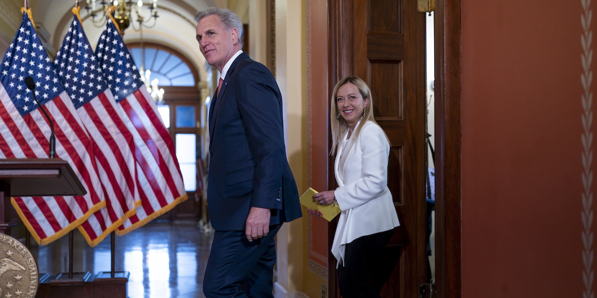 Foto di Giorgia Meloni e l'ex speaker della Camera in un corridoio del Congresso a Washington Kevin McCarthy, vicino ad alcune bandiere americane