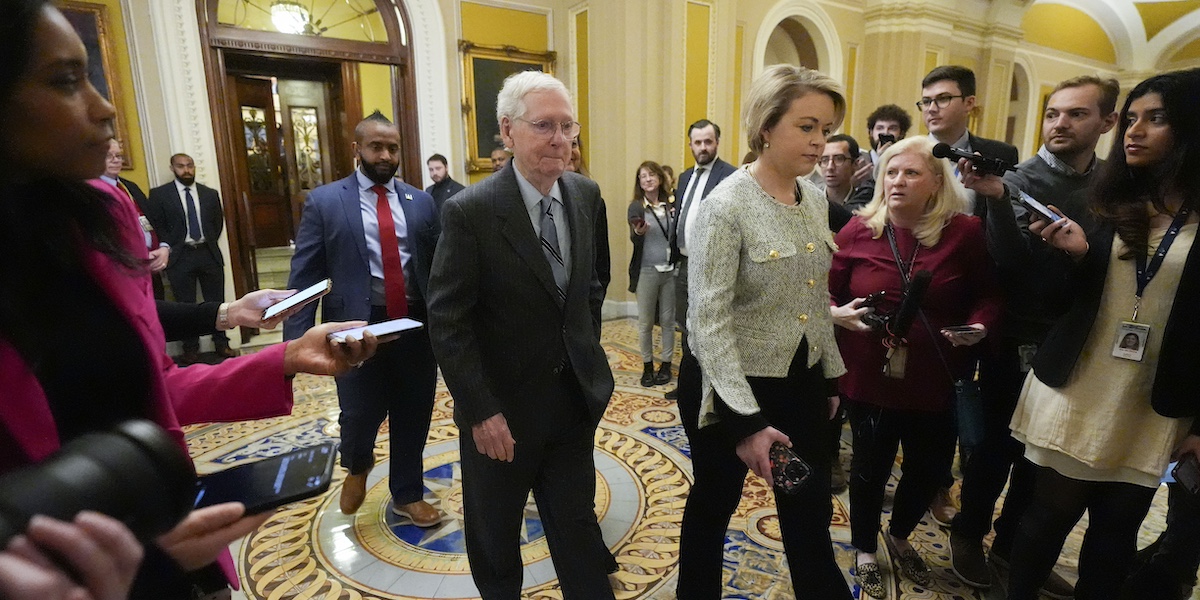 Mitch McConnell dopo aver annunciato le sue dimissioni al Senato, il 28 febbraio 2024 (AP Photo/Mark Schiefelbein)
