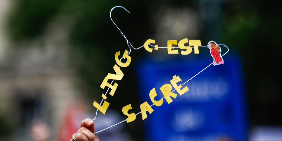 Una gruccia con su scritto "l'interruzione di gravidanza è sacra" durante una manifestazione a sostegno del diritto all'aborto a Parigi