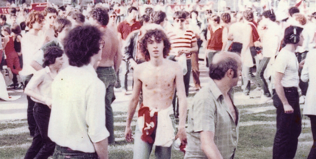 Stefano Furlan, a torso nudo, il giorno della promozione in serie B della Triestina. Stadio Grezar, Trieste, 15 maggio 1983 (Associazione Stefano presente)