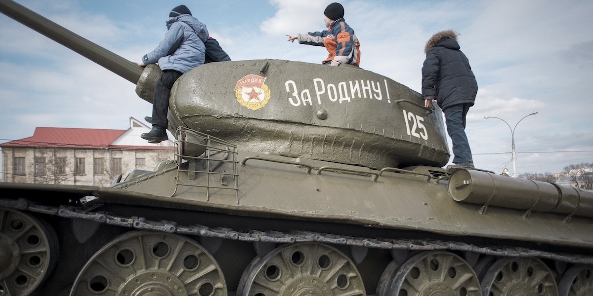 Bambini su un carro armato in Transnistria