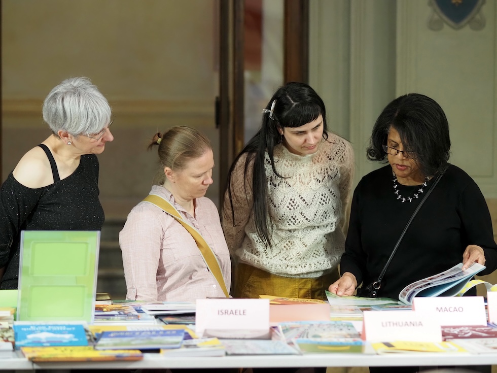 Beatriz Sanjuán, Tina Bilban, Alice Nussbaum e Claudette McLinn, membri della giuria dei BRAW, guardano un libro insieme