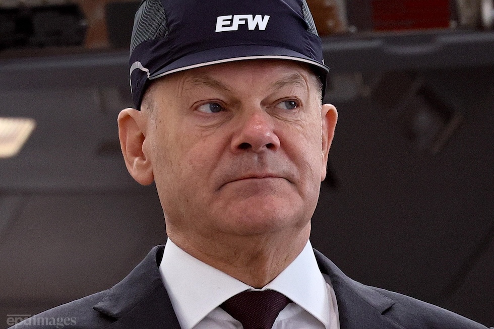 Il cancelliere tedesco Olaf Scholz indossa un caschetto durante una visita a un cantiere