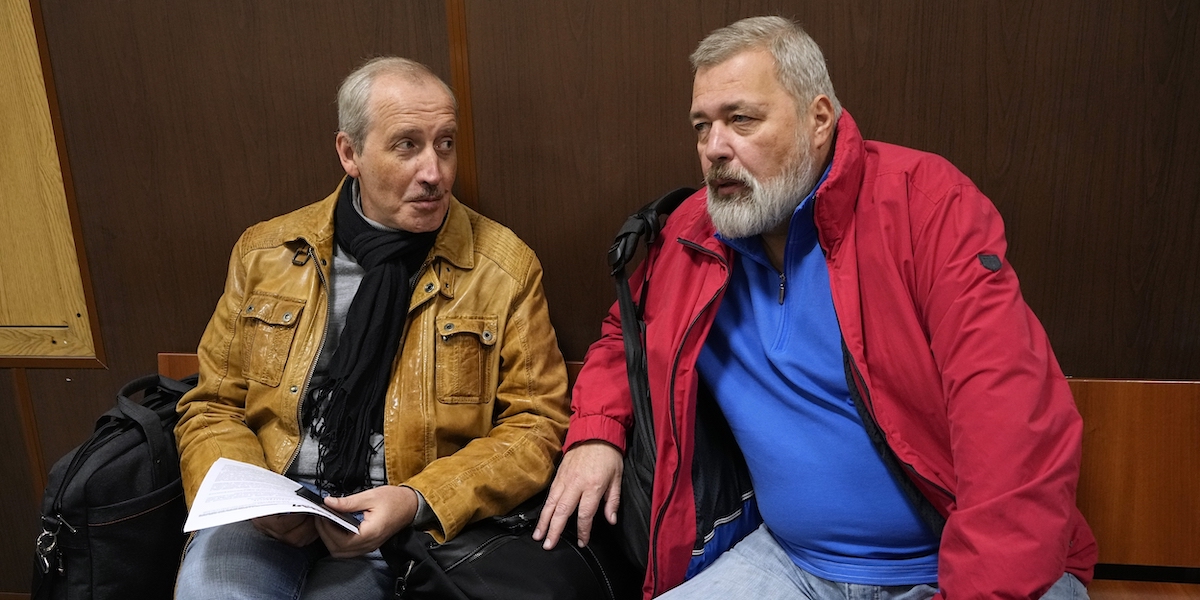 Sergey Solokov (a sinistra), l'attuale direttore del media indipendente russo Novaya Gazeta, insieme al fondatore del giornale Dmitri Muratov. Mosca, 5 settembre 2022 (AP Photo, File)