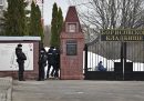 Agenti delle forze dell'ordine all'ingresso del cimitero in cui verrà sepolto Navalny