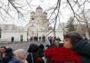 Persone attorno alla chiesa in cui verrà celebrato il funerale di Navalny
