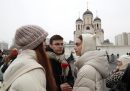 Persone attorno alla chiesa in cui verrà celebrato il funerale di Navalny