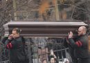 Due persone trasportano la bara di Navalny