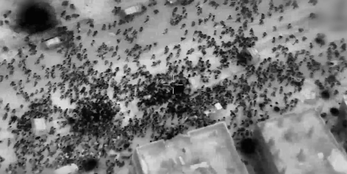 Un'immagine tratta da un video diffuso dall'esercito israeliano che mostra decine di palestinesi intorno a un camion di aiuti umanitari