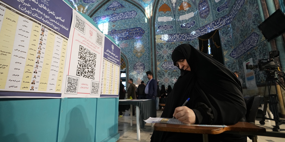 Un'elettrice vota a Teheran