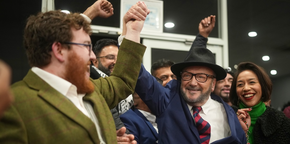 George Galloway festeggia dopo la vittoria elettorale (Photo by Christopher Furlong/Getty Images)