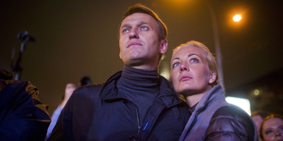 Alexei Navalny e Yulia Navalnaya alla fine di un comizio a Mosca, il 6 settembre del 2013