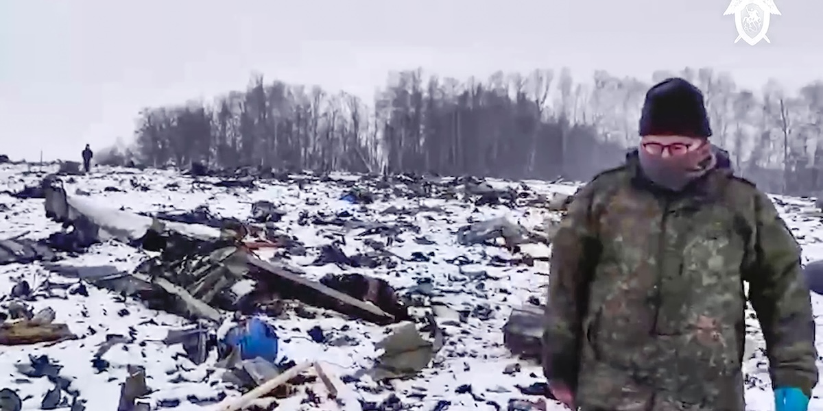 I resti dell'aereo in un video russo
