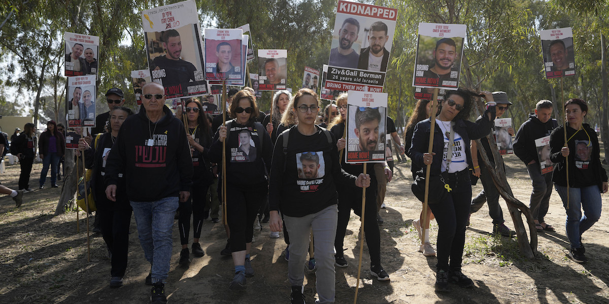 Una manifestazione per la liberazione degli ostaggi nel sud di Israele (AP Photo/Tsafrir Abayov)