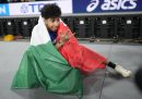 L'atleta diciannovenne Mattia Furlani indossa una bandiera italiana per festeggiare la medaglia d'argento nel salto in lungo ai Mondiali di atletica indoor