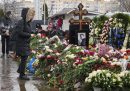 Una donna posa dei fiori sulla tomba di Alexei Navalny, morto in un carcere di massima sicurezza Siberia lo scorso 16 febbraio, il giorno dopo i suoi funerali