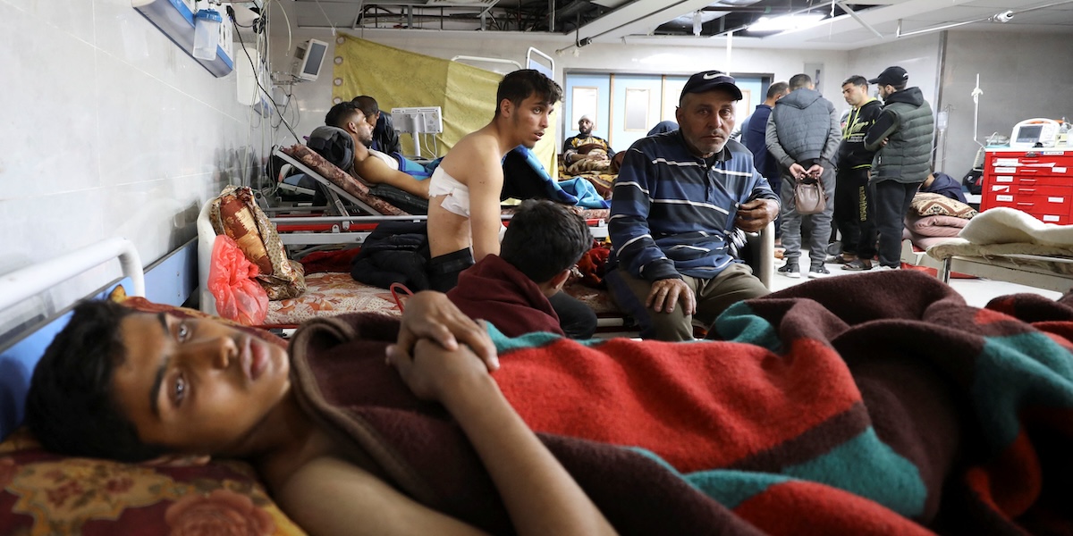 Alcune persone ferite nella strage ricoverate all'ospedale Al Shifa nella città di Gaza primo marzo 2024