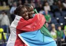 L'atleta italiana Zaynab Dosso, bronzo nei 60 metri ai Mondiali di atletica indoor, abbraccia la vincitrice della gara, Julien Alfred di Saint Lucia. La foto è di sabato sera