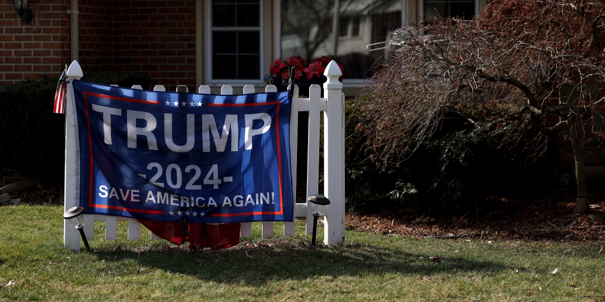 Uno striscione in sostegno a Trump appeso nel giardino di una casa