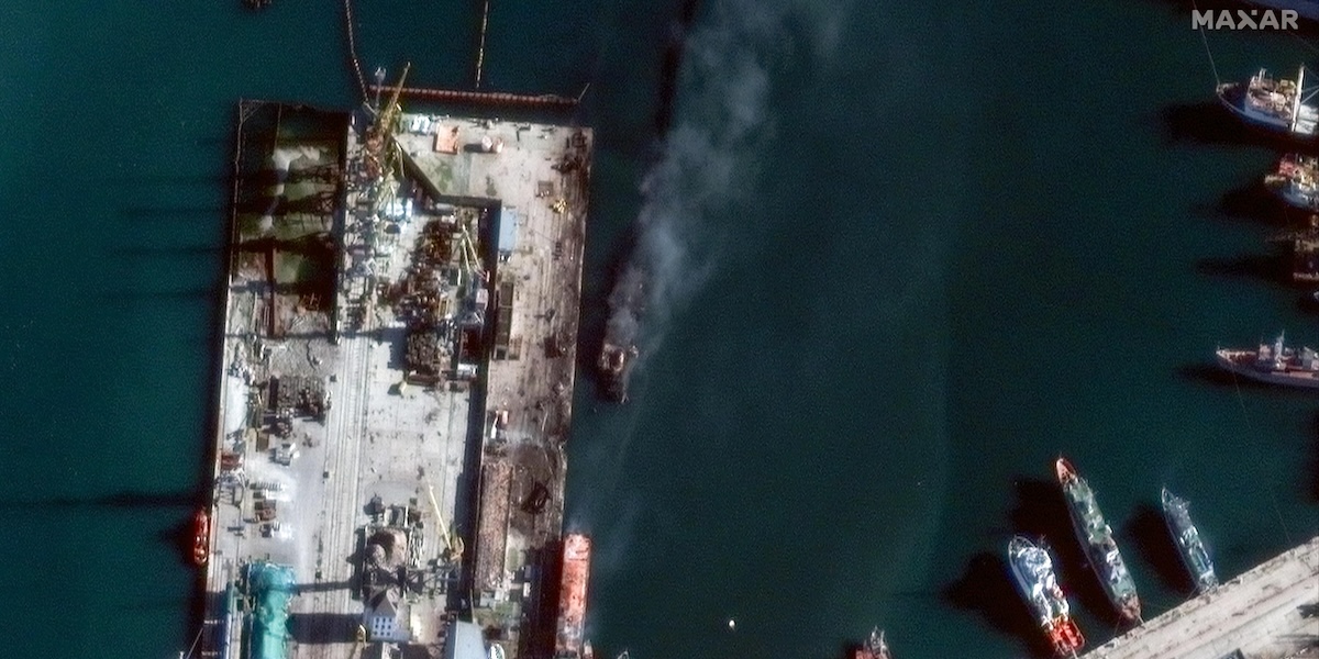 Un'immagine satellitare mostra i presunti danni di un attacco ucraino a una nave russa nel porto di Feodosia, il 27 dicembre del 2023