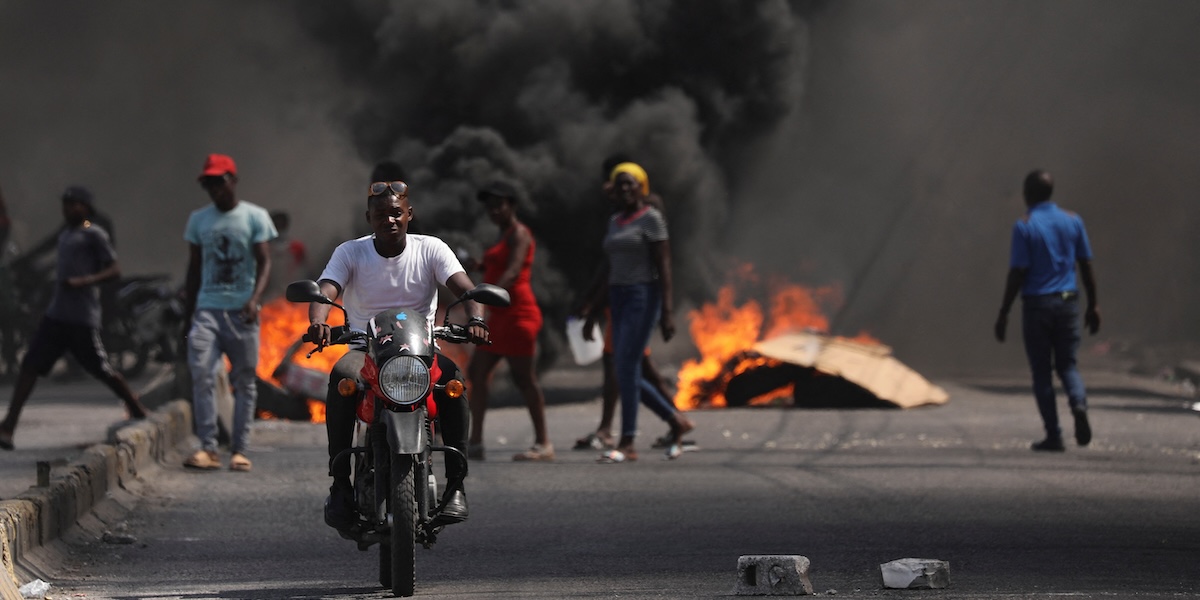 Persone vicino a una barricata installata durante una protesta antigovernativa a Port-au-Prince, il primo marzo