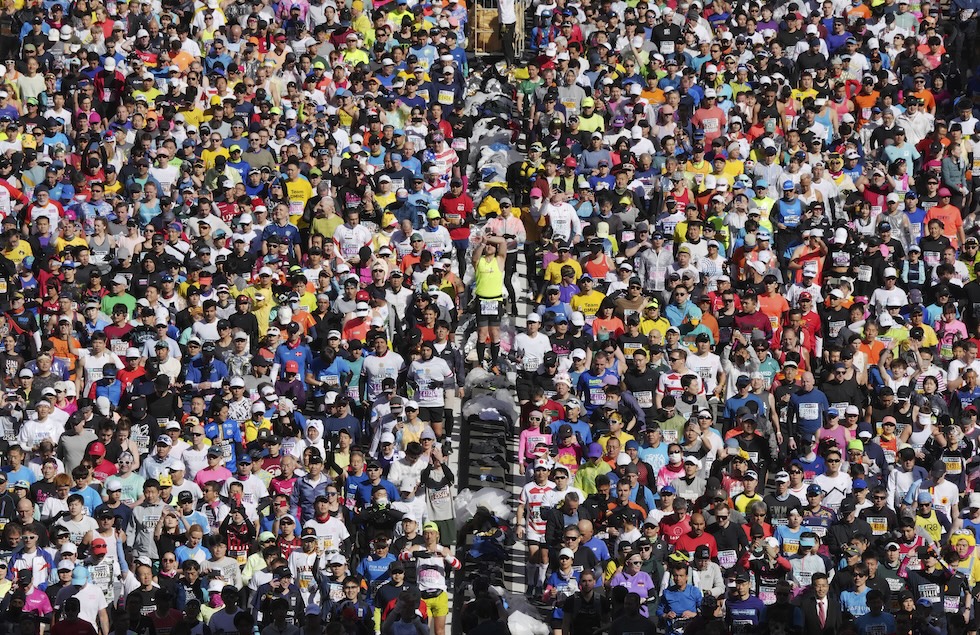 I partecipanti della maratona di Tokyo radunati prima della partenza