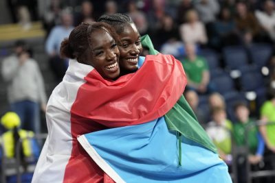 L'atleta italiana Zaynab Dosso, bronzo nei 60 metri ai Mondiali di atletica indoor, abbraccia la vincitrice della gara, Julien Alfred di Saint Lucia. La foto è di sabato sera