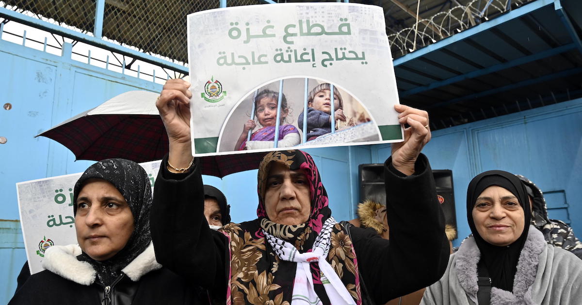 Una donna palestinese in Libano protesta contro la decisione di vari paesi occidentali di sospendere i finanziamenti all'UNRWA, il 30 gennaio 2024