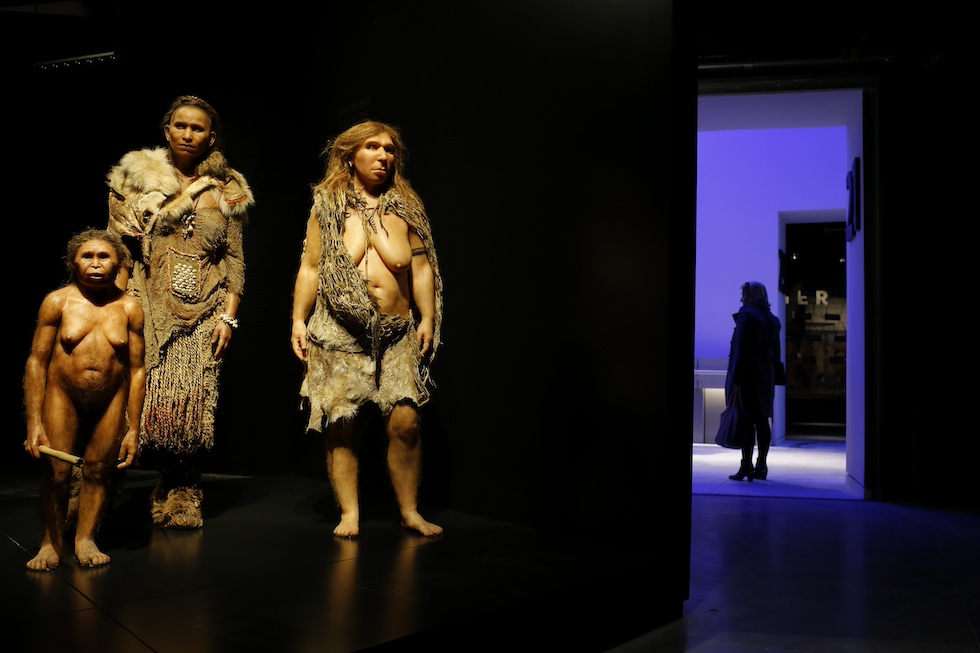 Una ricostruzione di tre donne di specie diverse, floresiensis, sapiens e neanderthalensis, una di fianco all'altra