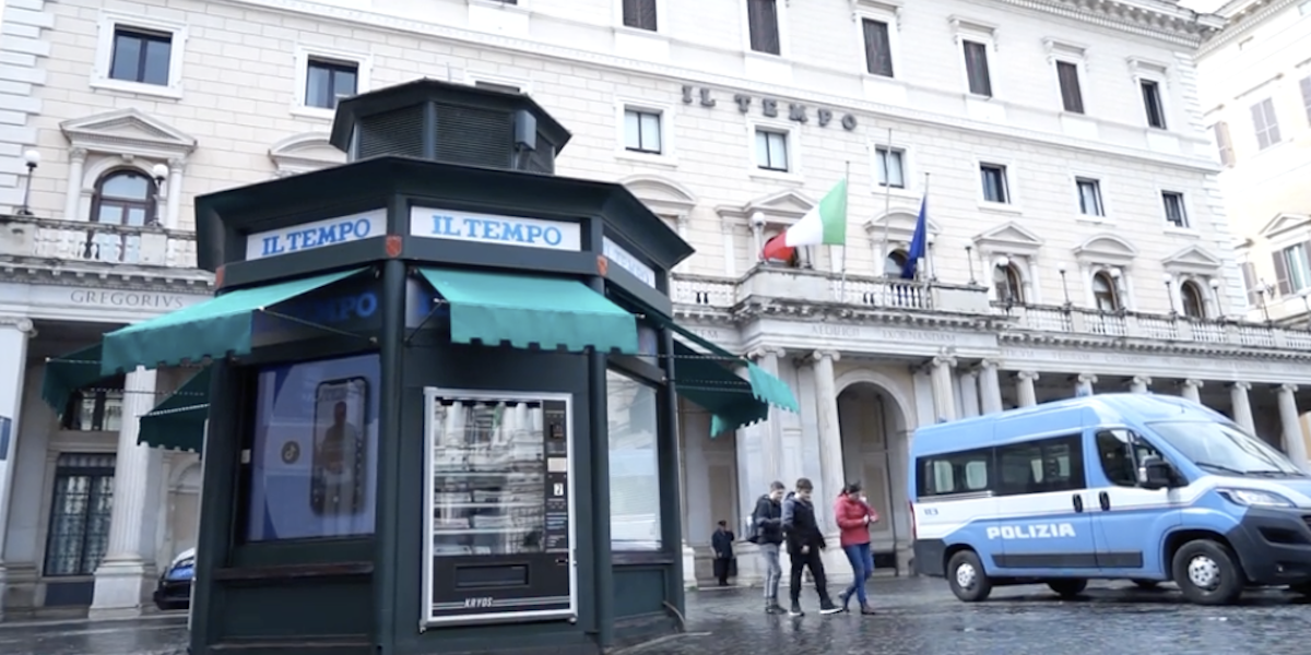 Foto dell'edicola di Piazza Colonna con la sede del Tempo sullo sfondo