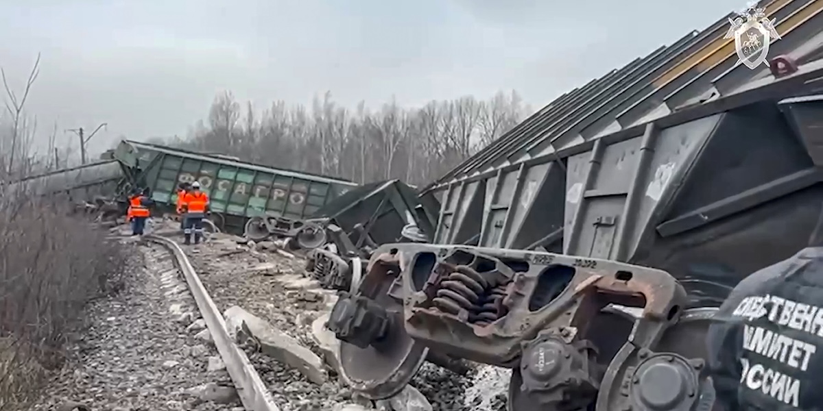 Le conseguenze di un attacco contro un treno russo a novembre del 2023 (Investigative Committee of Russia via AP)