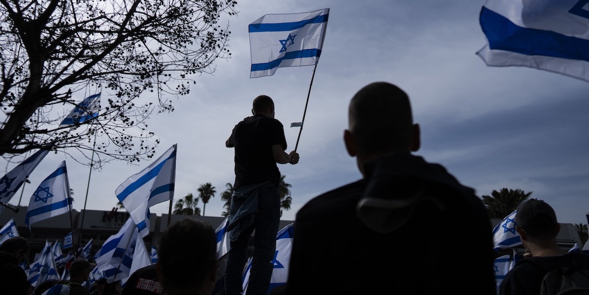 Persone con bandiere israeliane