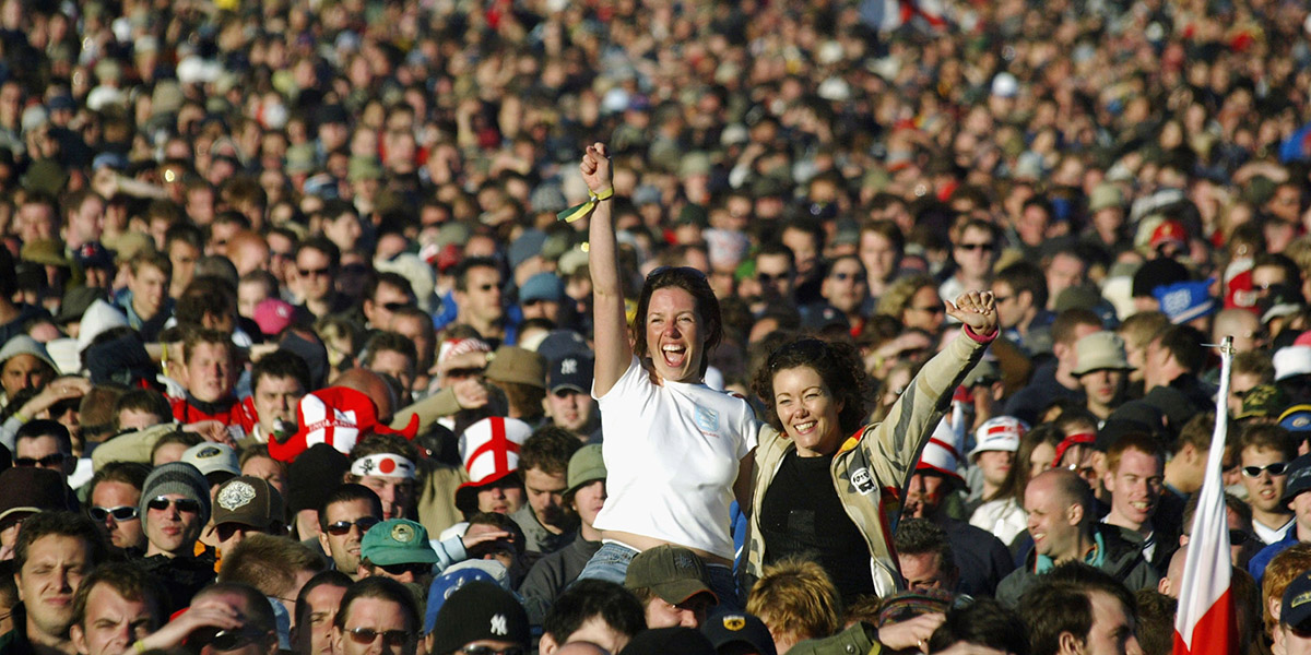 Una foto del pubblico a Glastonbury, ma del 2004 (Matt Cardy/Getty Images)