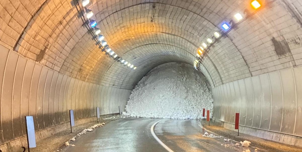 La galleria di Gressoney ostruita dalla neve, il 3 marzo 2024 (ANSA/ DIPARTIMENTO PROTEZIONE CIVILE E VIGILI DEL FUOCO VALLE D'AOSTA)