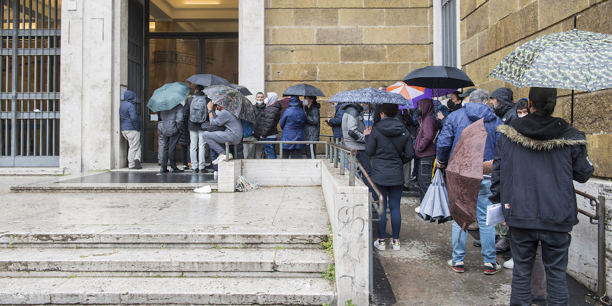Persone in coda a Roma, di fronte agli uffici del Municipio I, durante un open day per il rilascio della carta d'identità elettronica