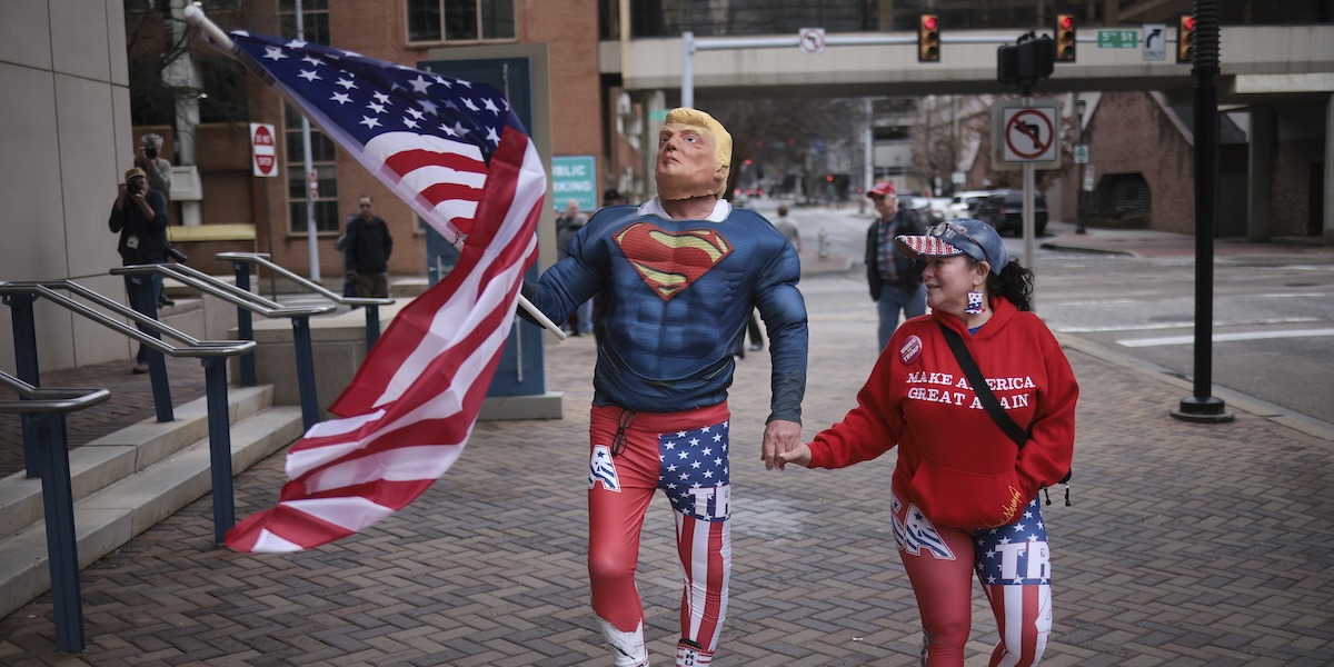 Un sostenitore vestito da "Super Trump", a Richmond, in Virginia (Photo by Win McNamee/Getty Images)