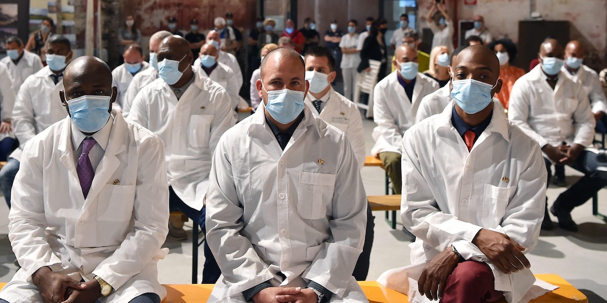 Medici cubani che hanno lavorato per il servizio sanitario italiano durante la pandemia da coronavirus (ANSA/ ALESSANDRO DI MARCO)