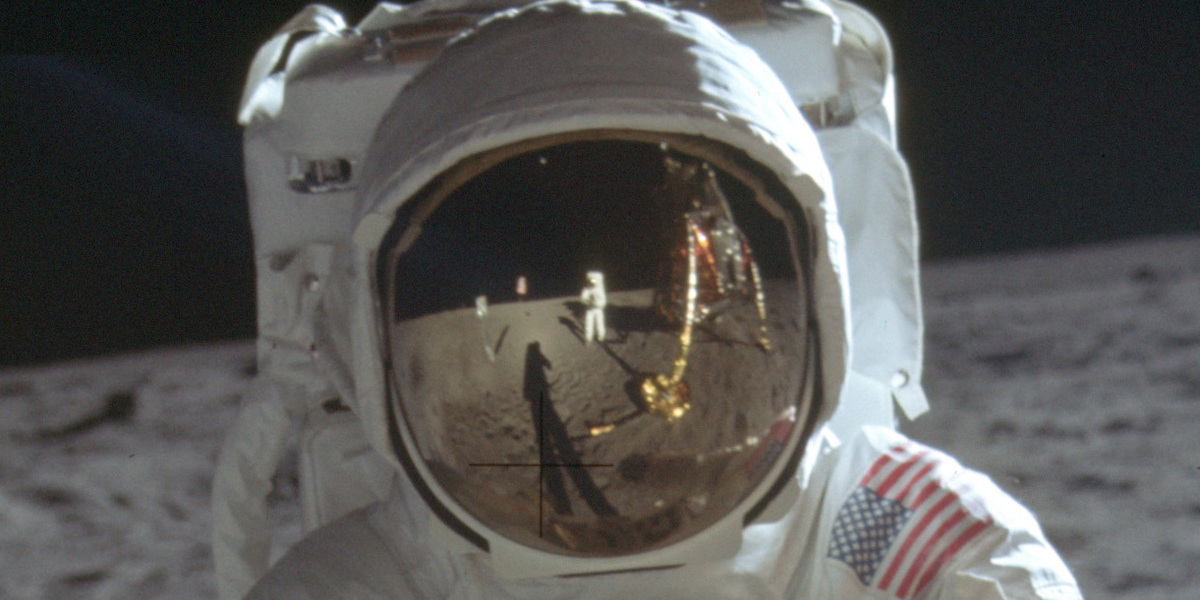 L'astronauta Buzz Aldrin e, riflesso nella visiera del suo casco, l'astronauta Neil Armstrong durante la missione Apollo 11, che portò i primi esseri umani sulla Luna, 20 luglio 1969. La foto è stata diffusa dalla NASA
(Neil Armstrong/NASA via AP)