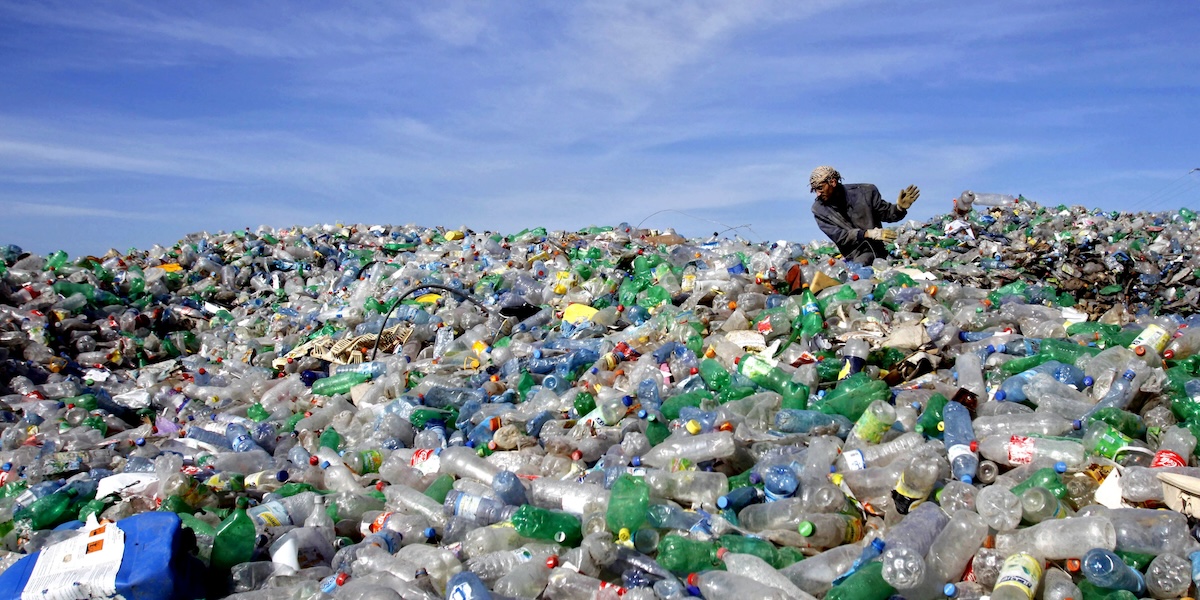 Bottiglie di plastica in una discarica (AP Photo/Mohammed Ballas)