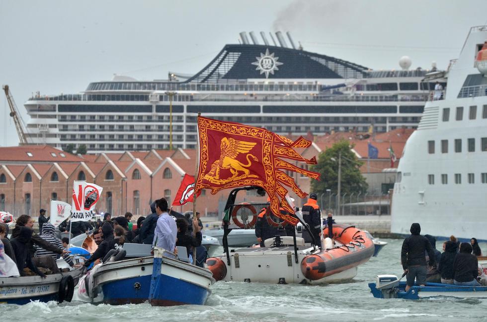 Una foto di imbarcazione in protesta contro le grandi navi a Venzia nel 2013