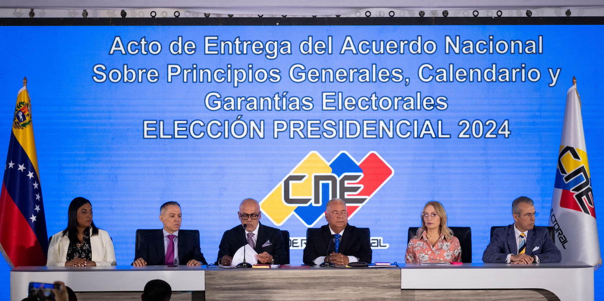 Alcuni membri del consiglio elettorale nazionale del Venezuela (EPA/RAYNER PENA R.)