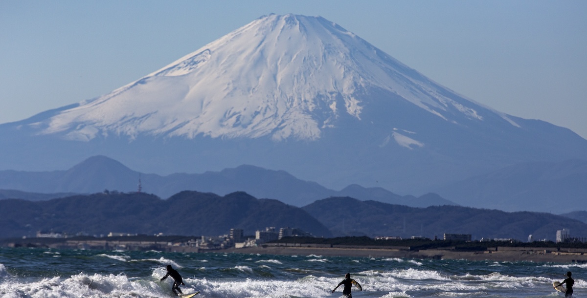 Il Monte Fuji visto dal mare a Fujisawa