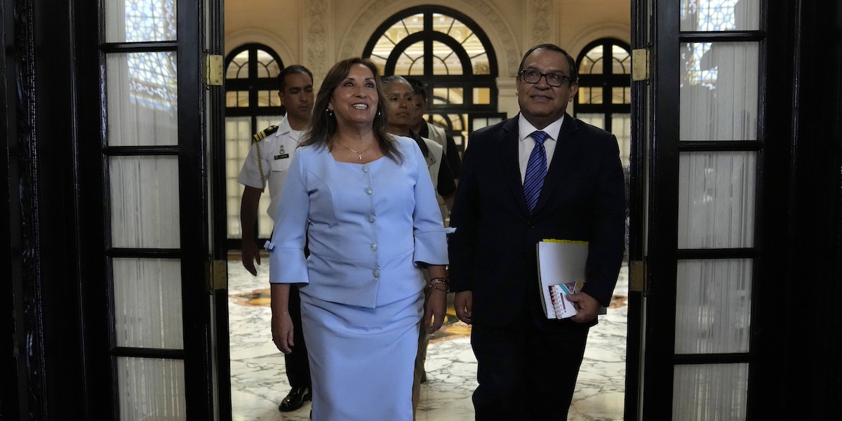 La presidente Dina Boluarte e Alberto Otárola, che martedì si è dimesso da primo ministro (AP Photo/Martin Mejia) 